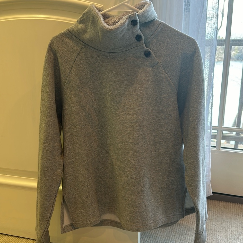 GREY SWEATER WITH BUTTON AND FUZZY NECK